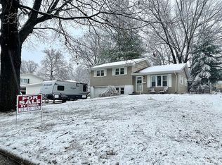 908 Greenview Dr, Springfield, IL 62704