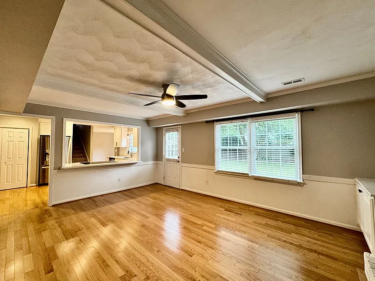 965 Commodore Dr — Photo 16