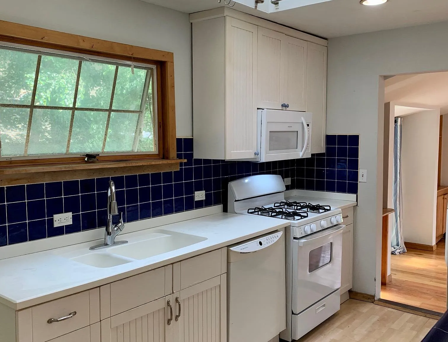 4 bed, 1.5 bath, 2200 sqft, $3,400 — Photo 4
