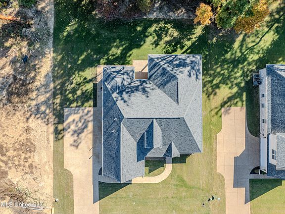 4th image of 6586 Grand Oak Ln