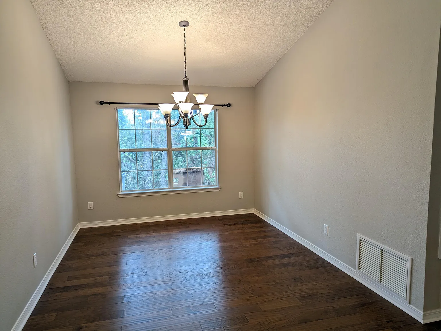 4 bed, 1863 sqft, $2,320 — Photo 4