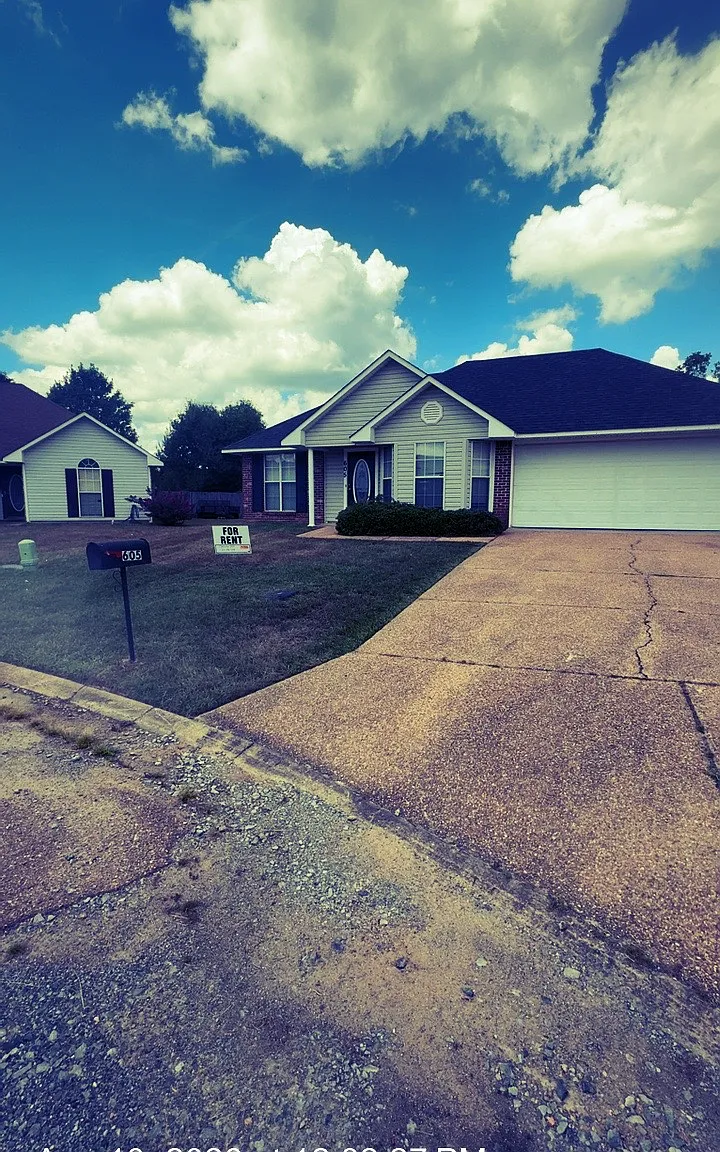 3 bed, 1521 sqft, $1,700 — Photo 1