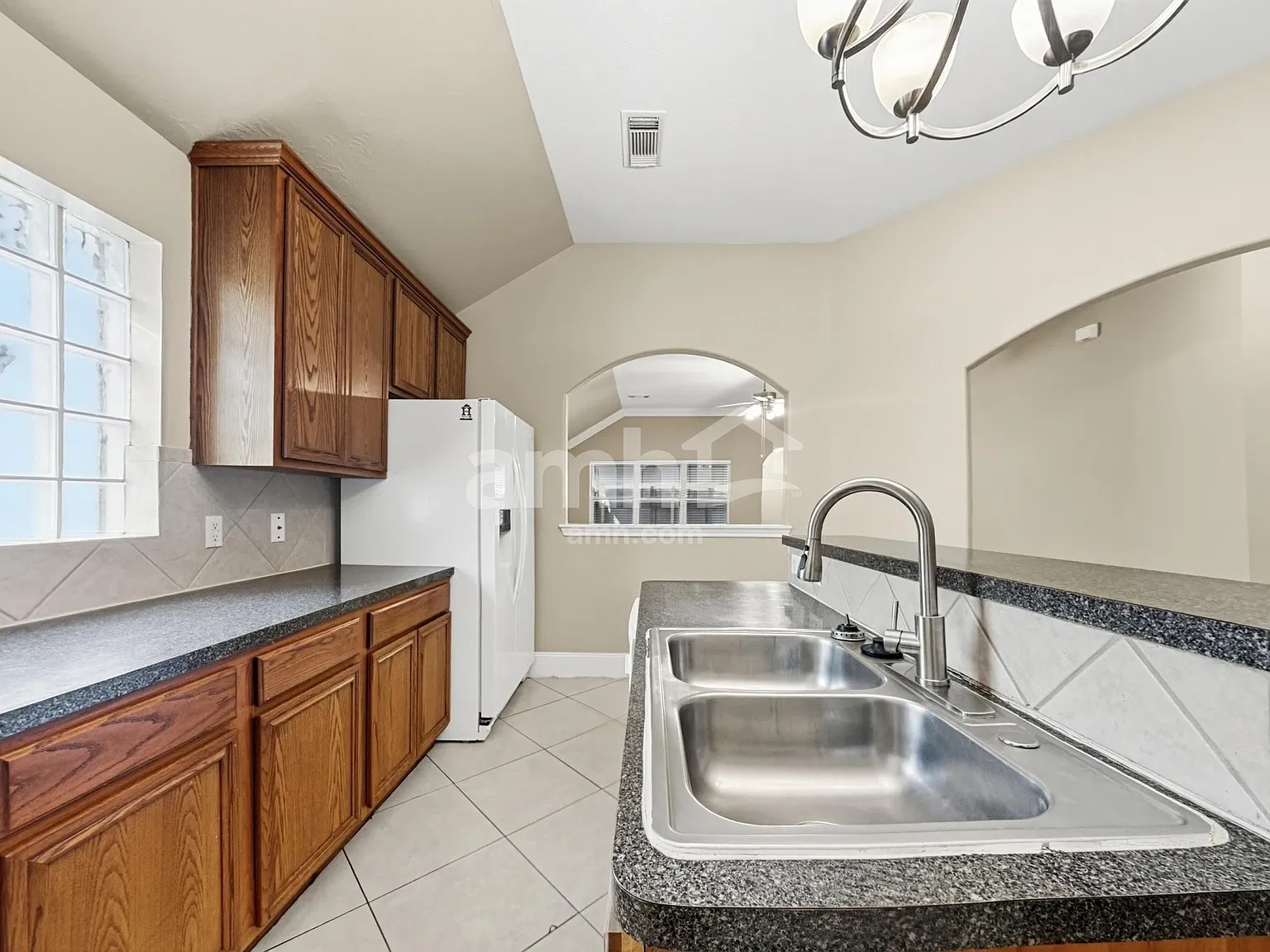 3 bed, 2.0 bath, 1904 sqft, $2,015 — Photo 3
