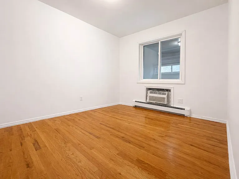 249 Montrose Ave #3R — Photo 4