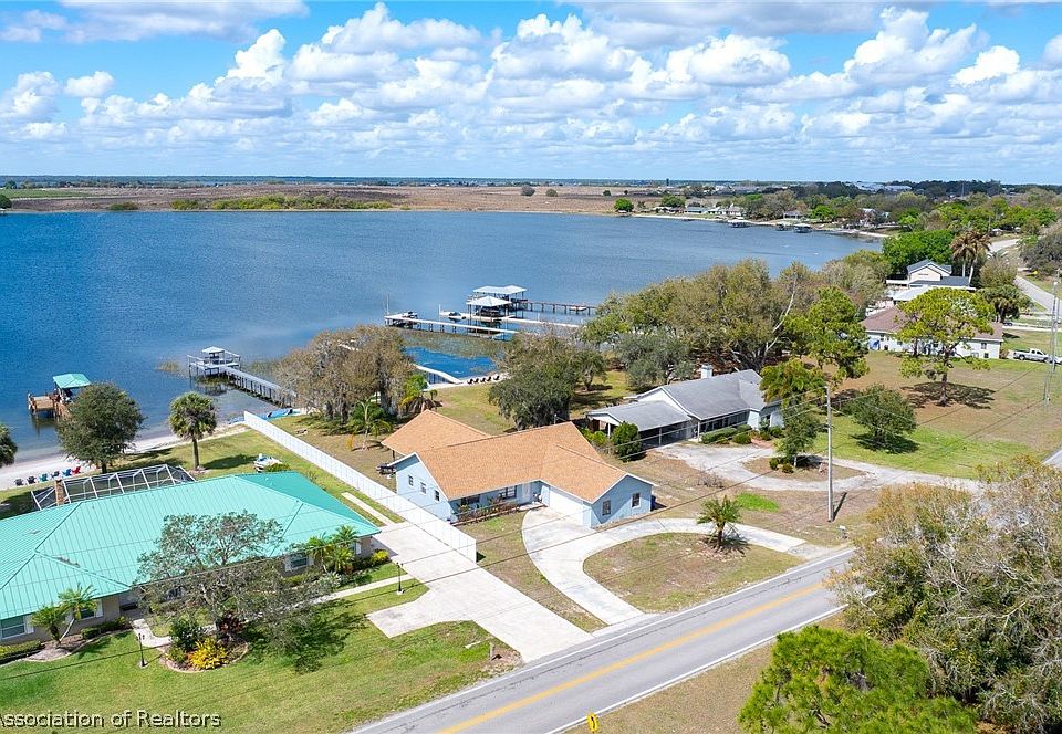 1st image of 920 Lake Dr E