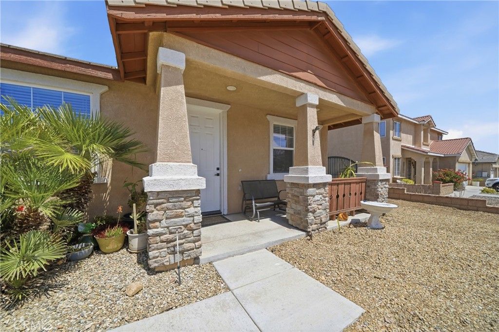 13364 Pleasant View Ave, Hesperia, CA - View 2
