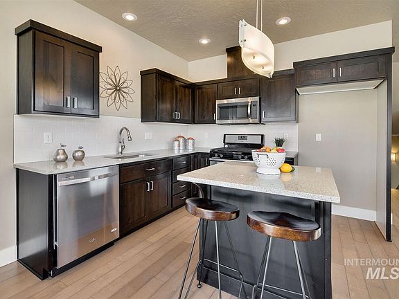 4th image of 385 41st St