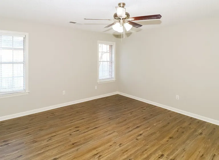 215 Lakewood Dr — Photo 11