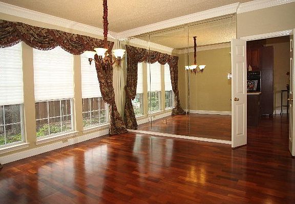 4th image of 1708 Parkwood Dr