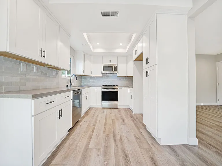 2476 Elden Ave — Photo 5