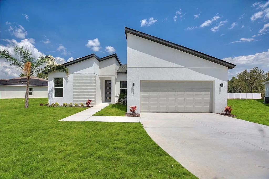 4 bed, 2.0 bath, 1670 sqft, $2,095 — Photo 1