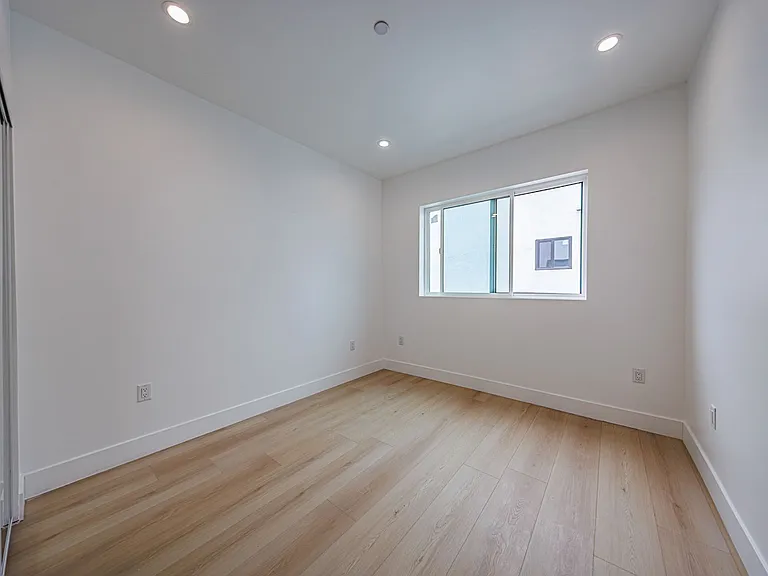 5187 W 21st St — Photo 29