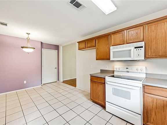 4th image of 521 Buckstone Dr