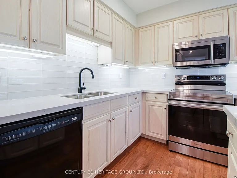 114 Elizabeth Grv — Photo 4