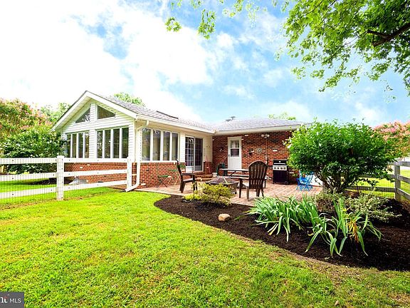 3rd image of 1401 Calvert Rd