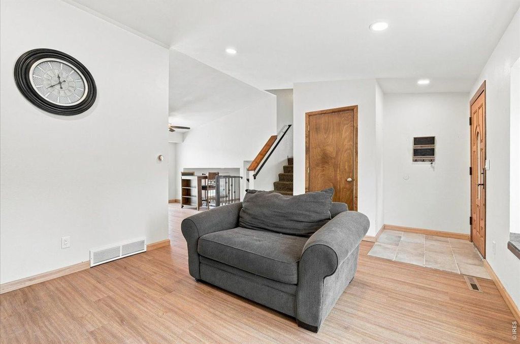 343 Hawthorn Dr