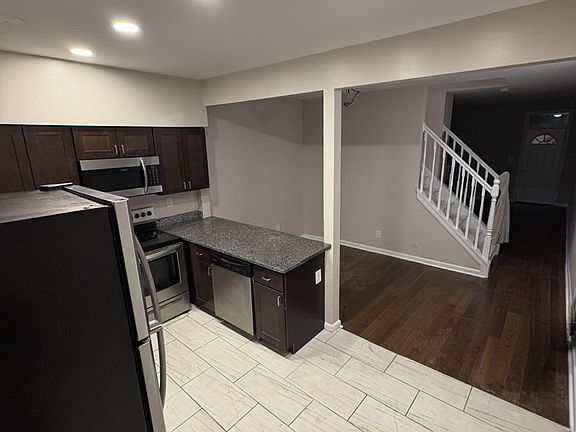 5th image of 914 N Eden St