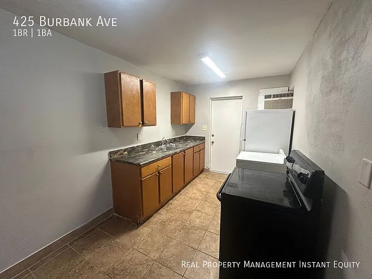 425 Burbank Ave — Photo 8