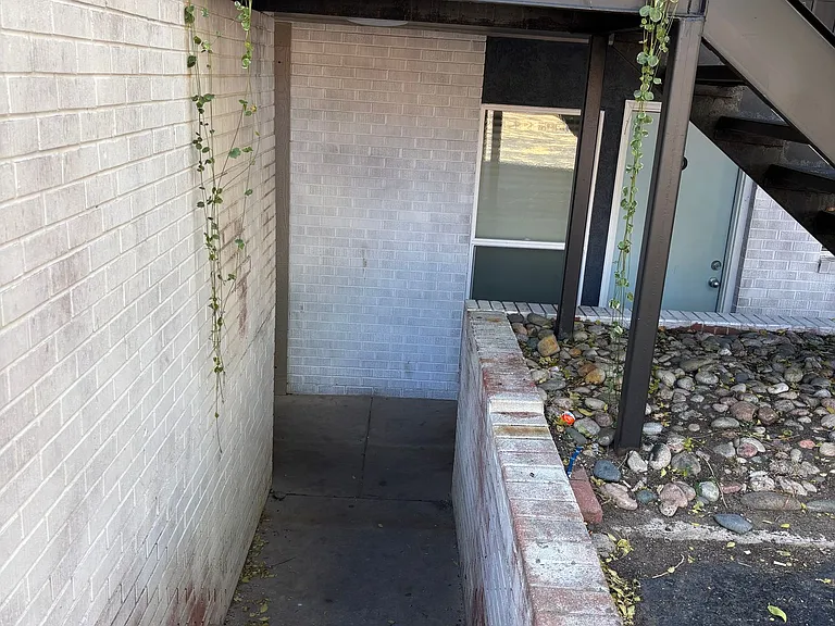2571 E Uintah St — Photo 2
