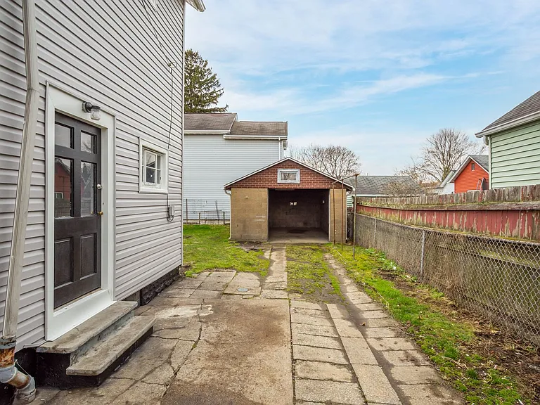 105 Broadway St — Photo 21