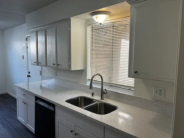 3 bed, 1221 sqft, $2,095 — Photo 3