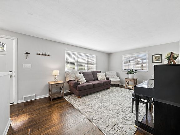 4th image of 1421 Lakeside Dr