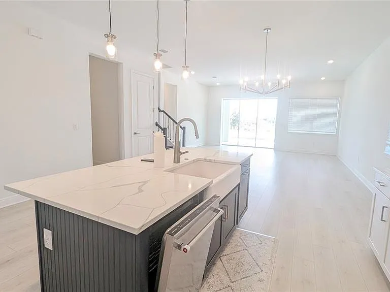 15614 Vetta Dr — Photo 7