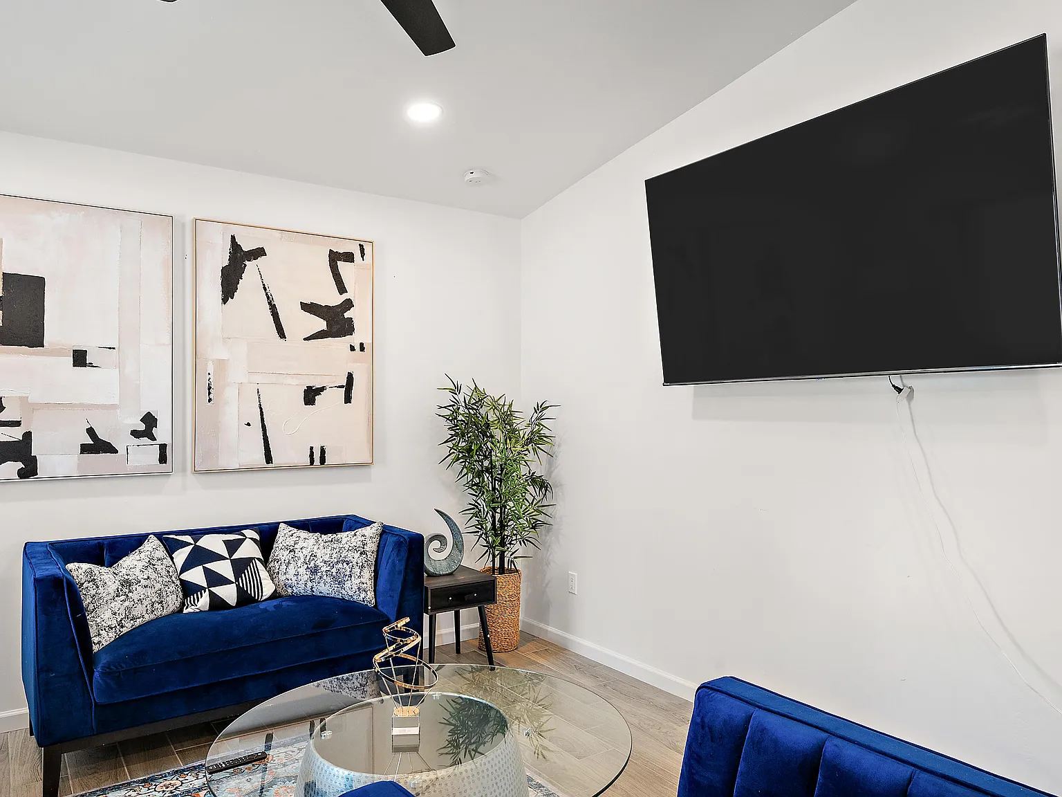 2 bed, 1056 sqft, $2,200 — Photo 2