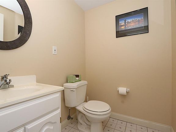 4th image of 681 Meadow Wood Dr