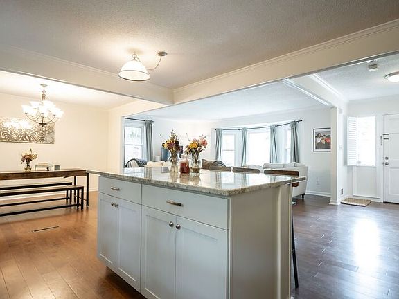 5th image of 281 Rhodes Dr