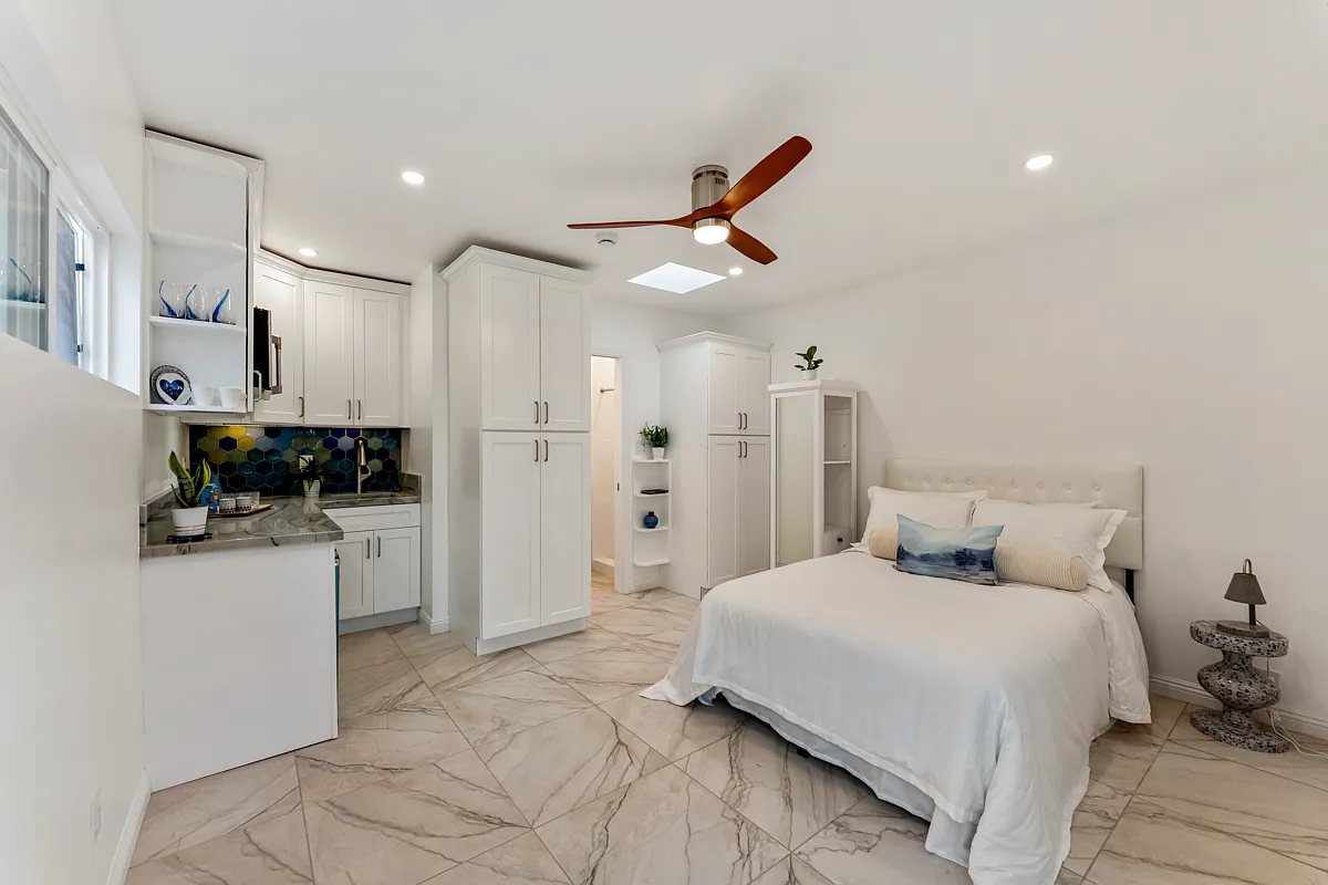 Studio, 200 sqft, $2,895 — Photo 1