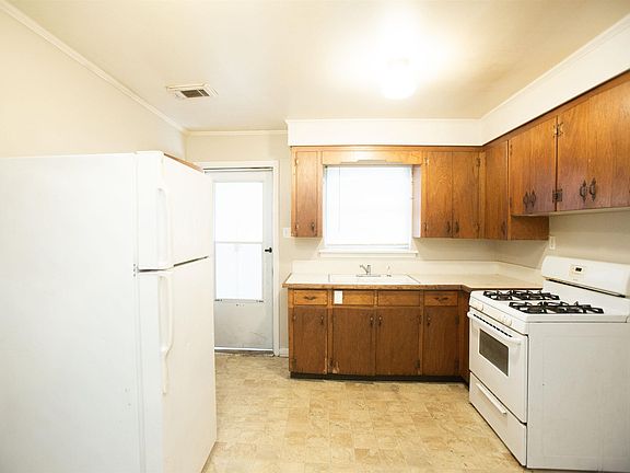 5th image of 4212 N Locust St