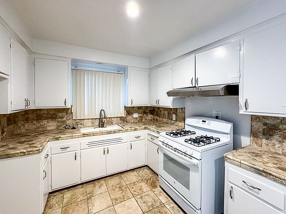 4th image of 14001 Moorpark St #1