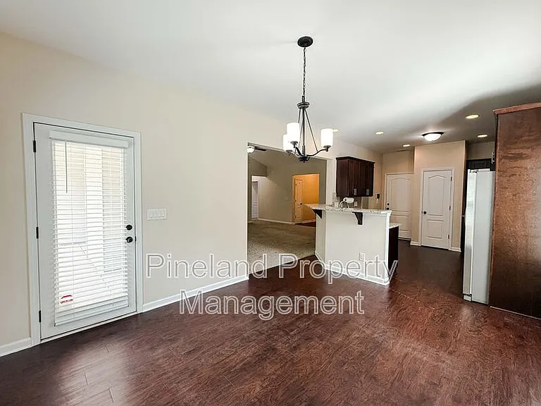 728 Roanoke Dr — Photo 6