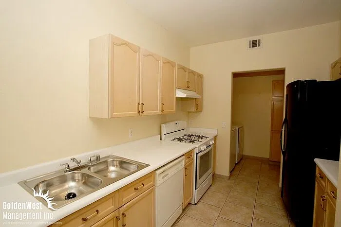 3 bed, 2.5 bath, 1321 sqft, $1,725 — Photo 4
