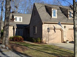 16 Lands End Dr, Greensboro, NC 27408