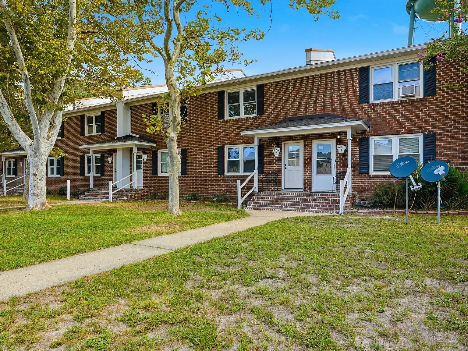 2 bed, 1.5 bath, 1000 sqft, $1,575 — Photo 3