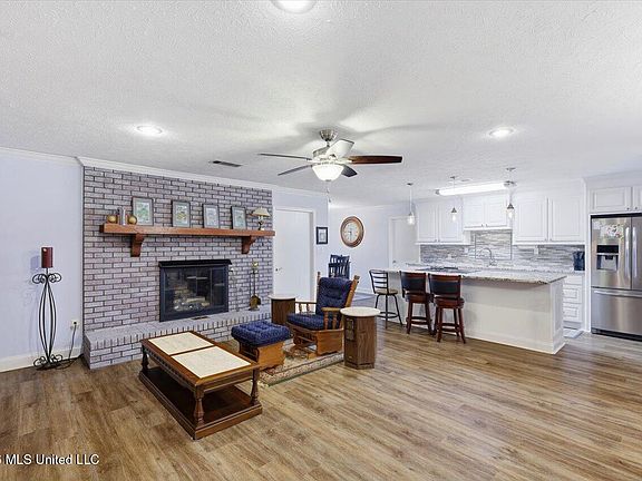2nd image of 232 White St