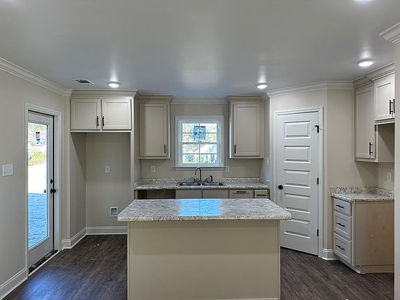 4th image of 1524 Woodard St