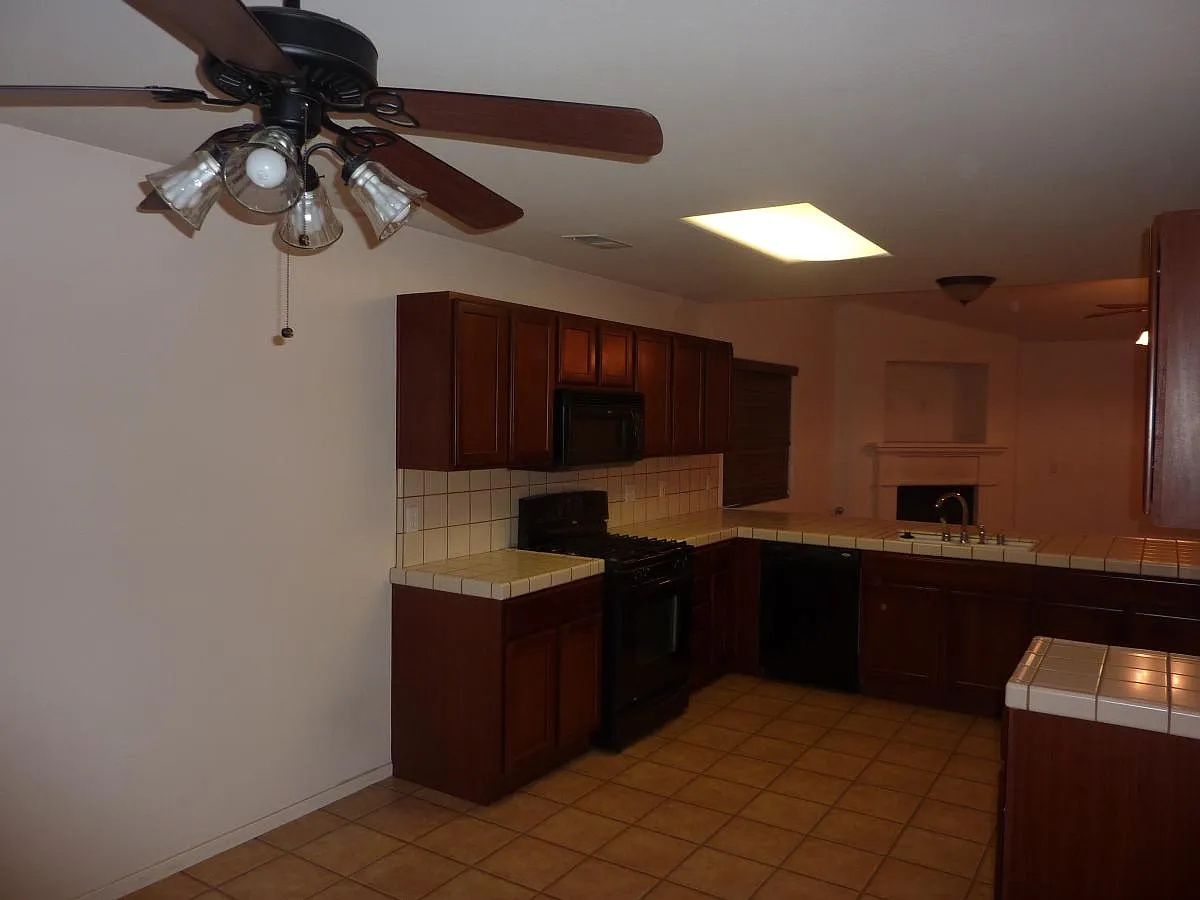 3 bed, 1448 sqft, $2,150 — Photo 2