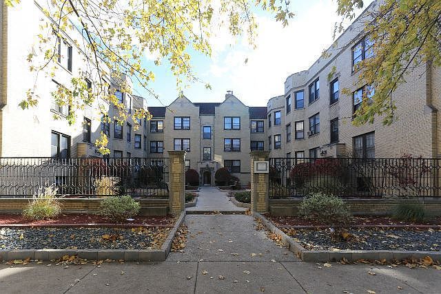 1st image of 1125 W Oakdale Ave #G