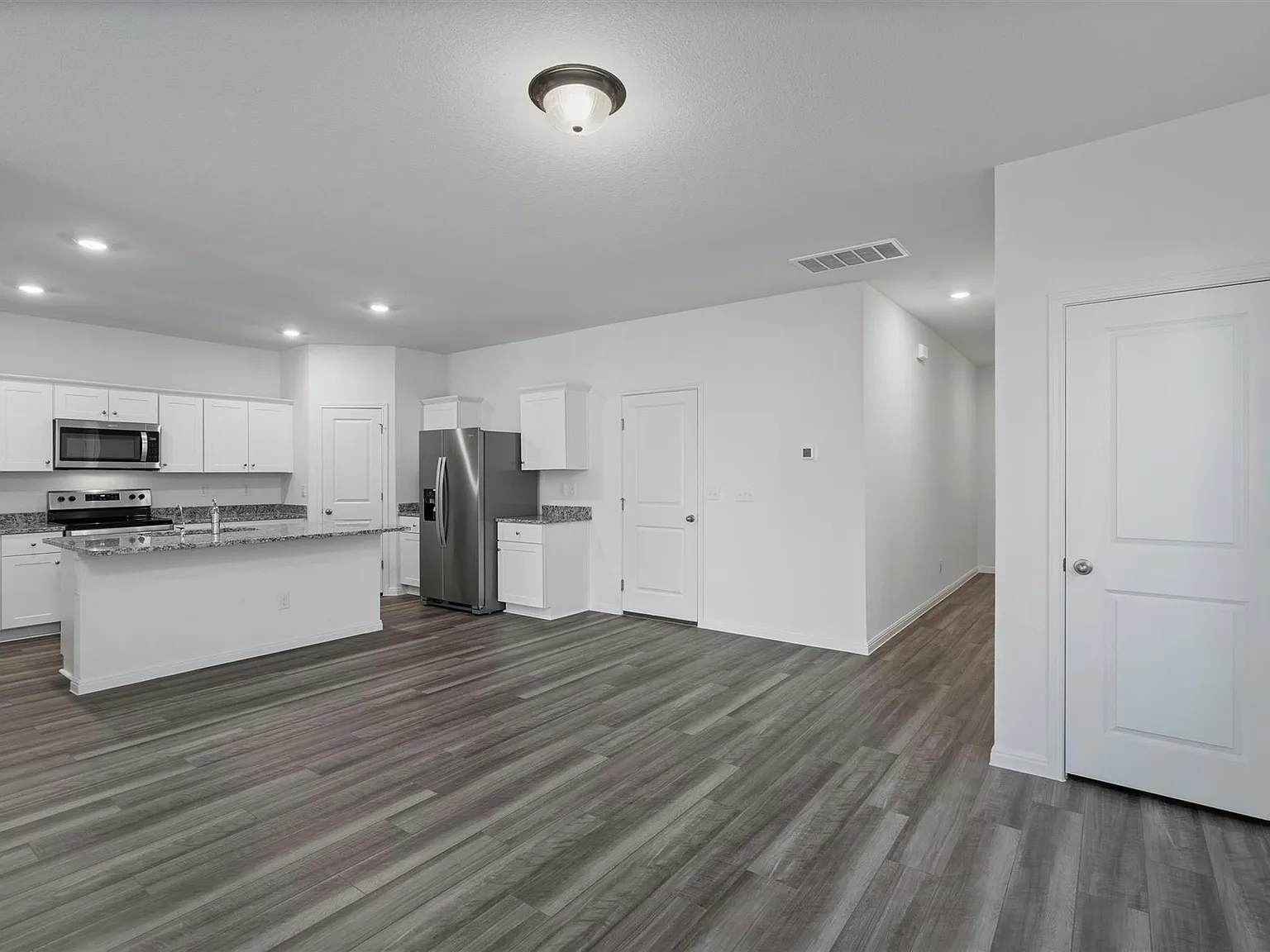 5 bed, 3.0 bath, 2609 sqft, $2,250 — Photo 3