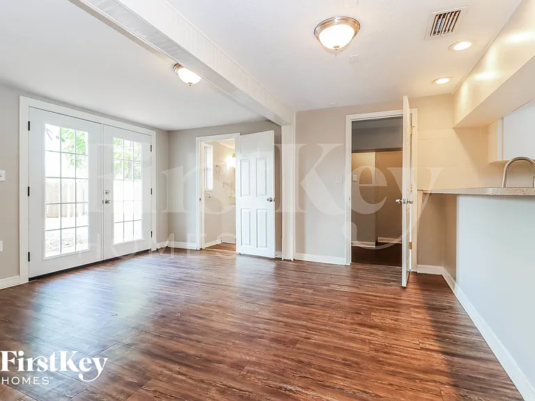 645 Lexington St — Photo 6