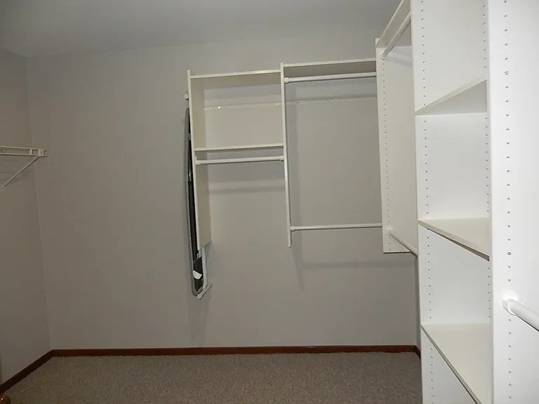 975 Westchester Cir — Photo 3