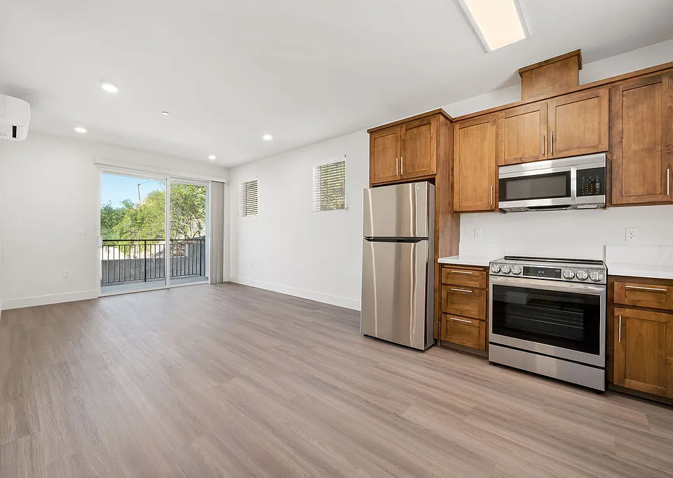 5802 Traffic Way #305