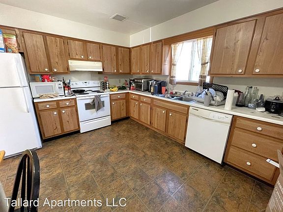 3rd image of 1321 Saint James Ct