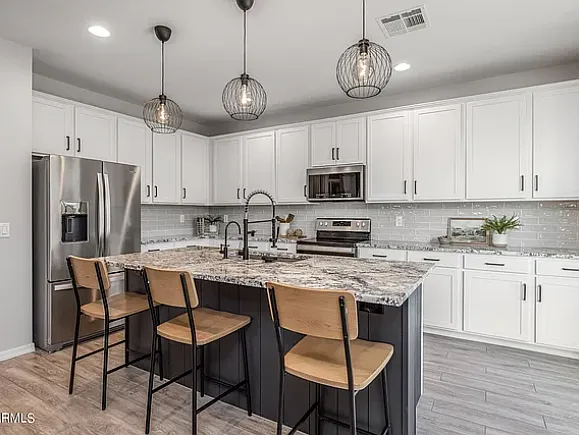 4 bed, 2728 sqft, $4,975 — Photo 3