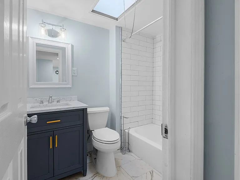 137 W Maryland Ave — Photo 13