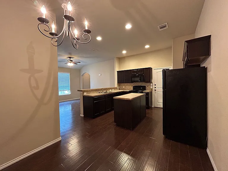 697 Creekside Cir — Photo 9