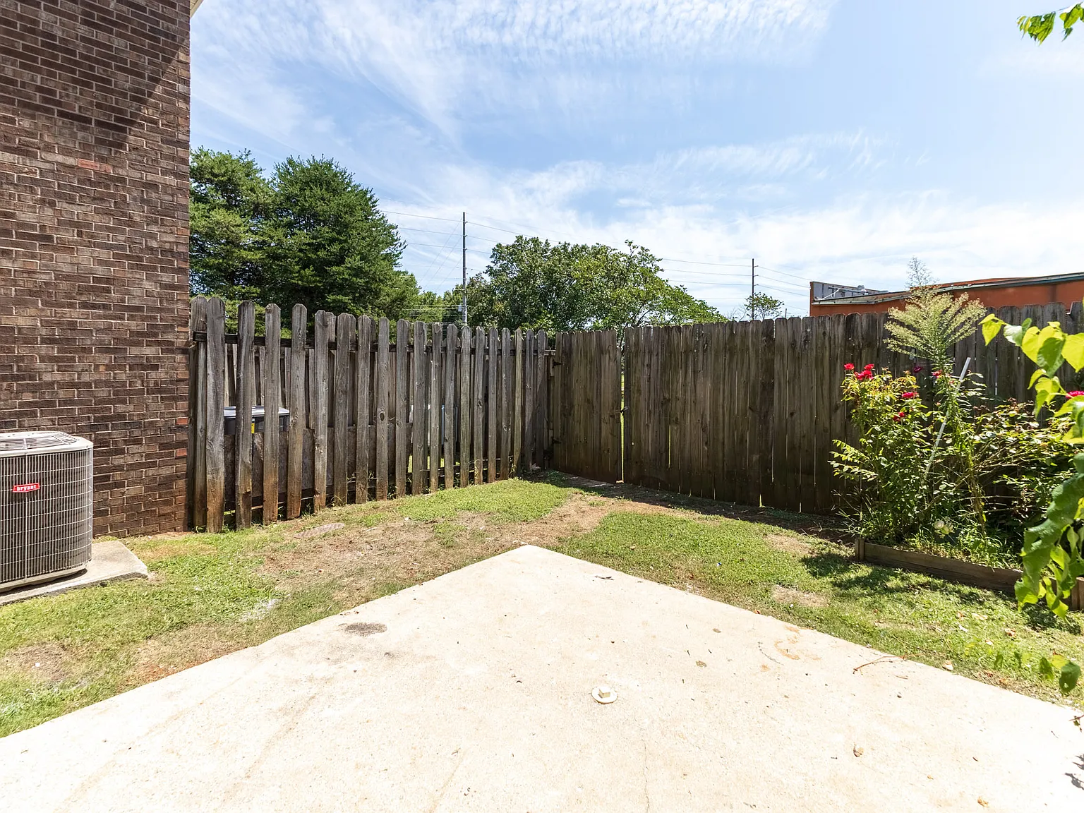 2 bed, 2.5 bath, 1306 sqft, $1,415 — Photo 2